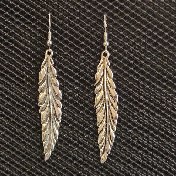 Antique silver feather/leaf earrings - Picture 1 of 4